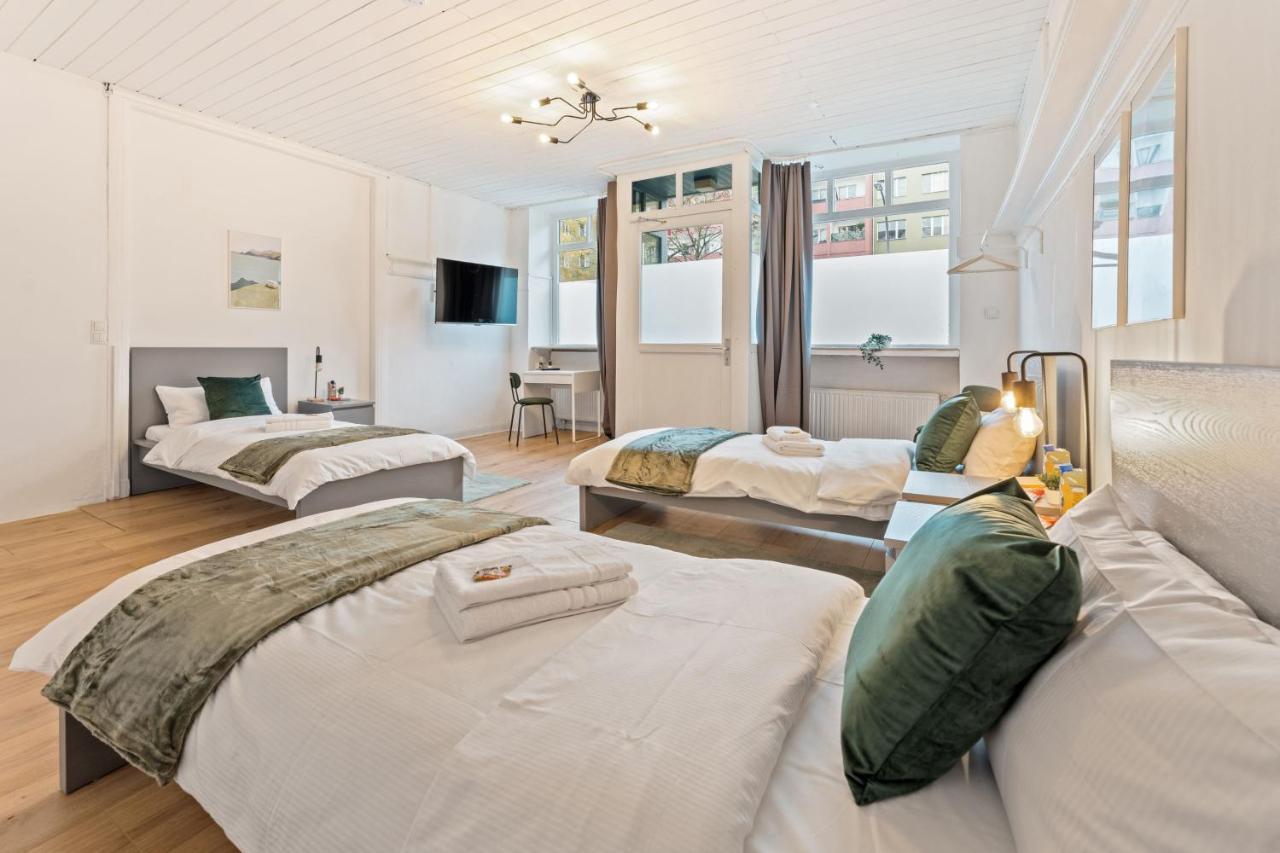 Neues Zentrales Apartment,10 Betten,vollmoebliert, Wifi